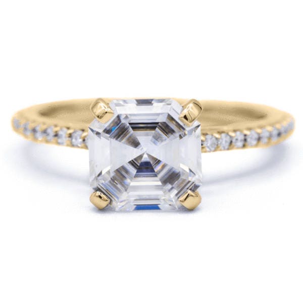 Asscher Moissanite 18K Gelbgold 4 Zinken Diamant Akzent Eis Kathedrale Solitär-Ring von FireandBrilliance