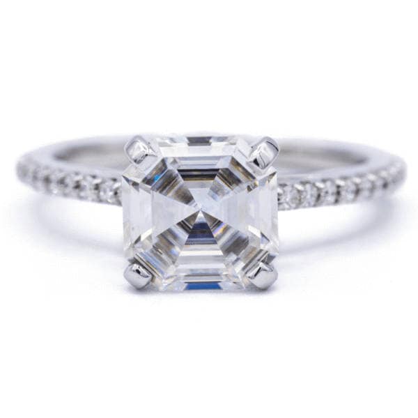 Asscher Moissanite Platin 4 Zinken Diamant Akzent Eis Kathedrale Solitär-Ring von FireandBrilliance