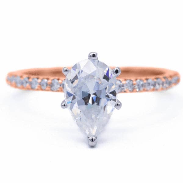 Birne Moissanite Zwei Ton 14K Rose Gold Und Weißgold 6 Zinken Diamant Akzent Eis Solitär-Ring von FireandBrilliance