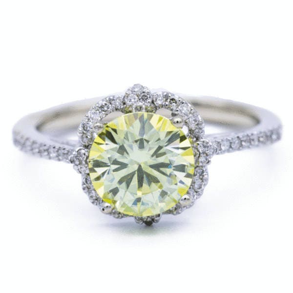Charles & Colvard Limited Edition Rare 7mm Kanariengelb Rund Moissanit 14K Weißgold Kleeblatt Halo Filigraner Shank Micropave Diamant Ring von FireandBrilliance