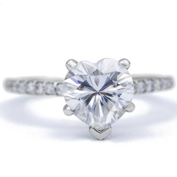 Herz Moissanite 18K Weißgold 5 Zinken Diamant Akzent Eis Solitär Ring von FireandBrilliance