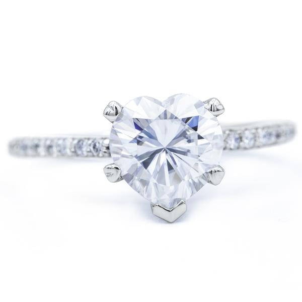 Herz Moissanite Platin 5 Zinken Diamant Akzent Eis Kathedrale Solitär-Ring von FireandBrilliance
