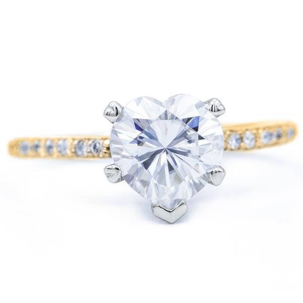 Herz Moissanite Zwei Ton 14 K Gelbgold Und White Gold 5 Zinken Diamant Akzent Eis Kathedrale Solitär-Ring von FireandBrilliance
