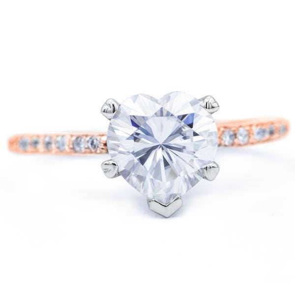 Herz Moissanite Zwei Ton 14K Rose Gold Und Weißgold 5 Zinken Diamant Akzent Eis Kathedrale Solitär-Ring von FireandBrilliance