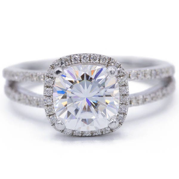 Kissen Moissanite 14Kw Split Schaft Diamant Akzent Geformte Halo-Ring Kissen Moissanite 14Kw Split Schaft Diamant Akzent Geformte Halo-Ring von FireandBrilliance