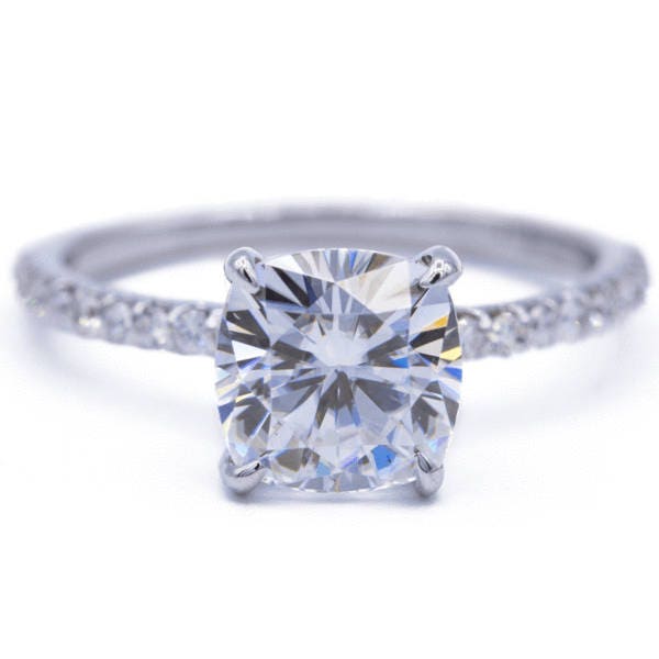 Kissen Moissanite Platin 4 Klaue Zinken Diamant Akzent Eis Solitär Ring Kissen Moissanite Platin 4 Klaue Zinken Diamant Akzent Eis Solitär Ring von FireandBrilliance
