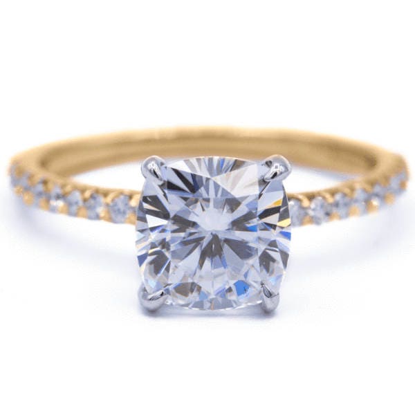Kissen Moissanite Zwei Ton 18 K Gelbgold Und White Gold 4 Klaue Zinken Diamant Akzent Eis Solitär-Ring von FireandBrilliance