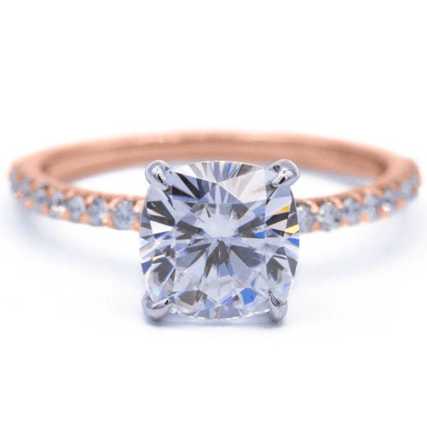 Kissen Sie Moissanite Zwei Ton 14K Rose Gold Und Weißgold 4 Klaue Zinken Diamant Akzent Eis Solitär-Ring Kissen Sie Moissanite Zwei Ton 14K Rose Gold Und Weißgold 4 Klaue Zinken Diamant Akzent Eis Solitär-Ring von FireandBrilliance