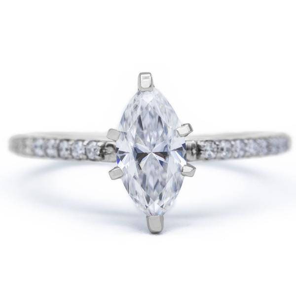 Marquise Moissanite 18K Weißgold 6 Zinken Diamant Akzent Eis Kathedrale Solitär Ring von FireandBrilliance