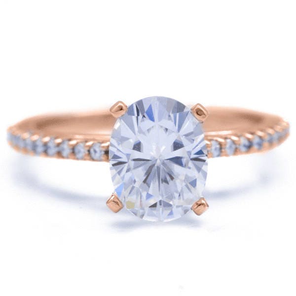 Ovale Moissanite 14K Rose Gold 4 Zinken Diamant Akzent Eis Kathedrale Solitär-Ring von FireandBrilliance