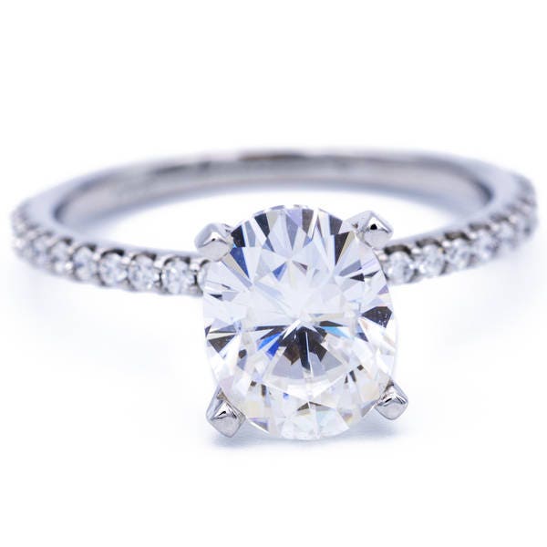Ovale Moissanite Palladium 4 Zinken Diamant Akzent Eis Solitär-Ring von FireandBrilliance