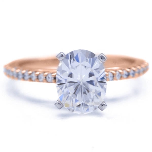 Ovale Moissanite Zwei Ton 14K Rose Gold Und Weißgold 4 Zinken Diamant Akzent Eis Kathedrale Solitär-Ring von FireandBrilliance