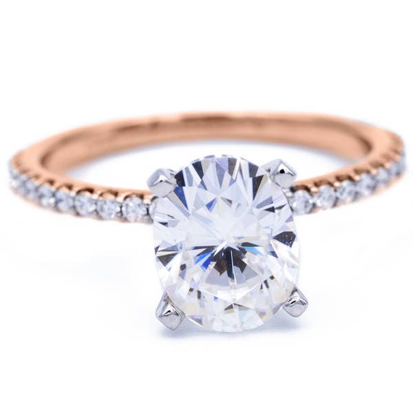 Ovale Moissanite Zwei Ton 14K Rose Gold Und Weißgold 4 Zinken Diamant Akzent Eis Solitär-Ring von FireandBrilliance