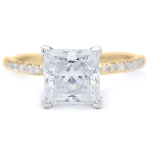 Prinzessin Moissanite Zwei Ton 18 K Gelbgold Und White Gold 4 Zinken Diamant Akzent Eis Solitär-Ring von FireandBrilliance