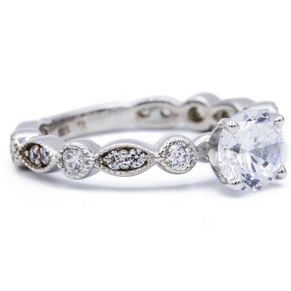 Rund Moissanite 14K Weißgold Diamant Milgrain Augen Schaft Ring von FireandBrilliance