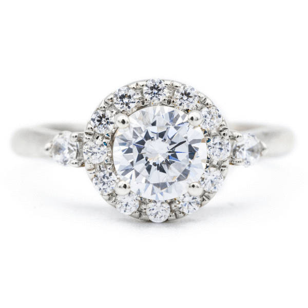 Rund Moissanite 14K Weißgold Halo Diamantring Schaft von FireandBrilliance