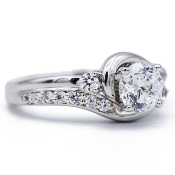 Rund Moissanite 14K White Gold Diamond 4 Zinke Split Bypass Schaftring von FireandBrilliance