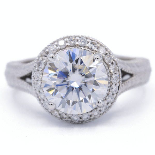 Rund Moissanite 14K White Gold Milgrain Und Filigrane Split-Band Mit Diamant-Halo-Ring von FireandBrilliance