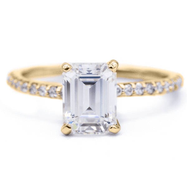 Smaragd Moissanite 14K Gelbgold 4 Zinken Diamant Akzent Eis Solitär-Ring von FireandBrilliance