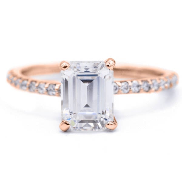 Smaragd Moissanite 14K Rose Gold 4 Zinken Diamant Akzent Eis Solitär-Ring Smaragd Moissanite 14K Rose Gold 4 Zinken Diamant Akzent Eis Solitär-Ring von FireandBrilliance
