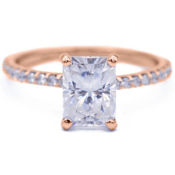 strahlende Moissanite 14K Rose Gold 4 Zinken Diamant Akzent Eis Solitär-Ring von FireandBrilliance