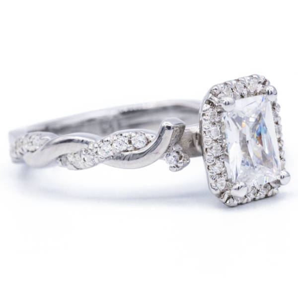 strahlende Moissanite 14K Weißgold Halo Mit Schaft Diamantring Gespült Twist von FireandBrilliance