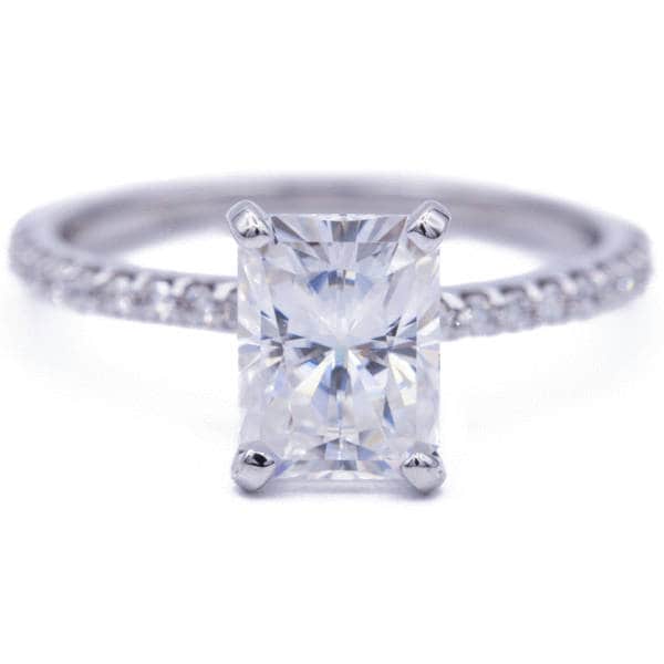 strahlende Moissanite 14K White Gold 4 Zinken Diamant Akzent Eis Solitär-Ring von FireandBrilliance