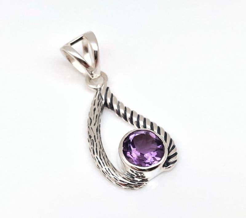 Amethyst Anhänger // Lila in Einer Oxidierten Sterling Silber Fassung von FireandIceSilver