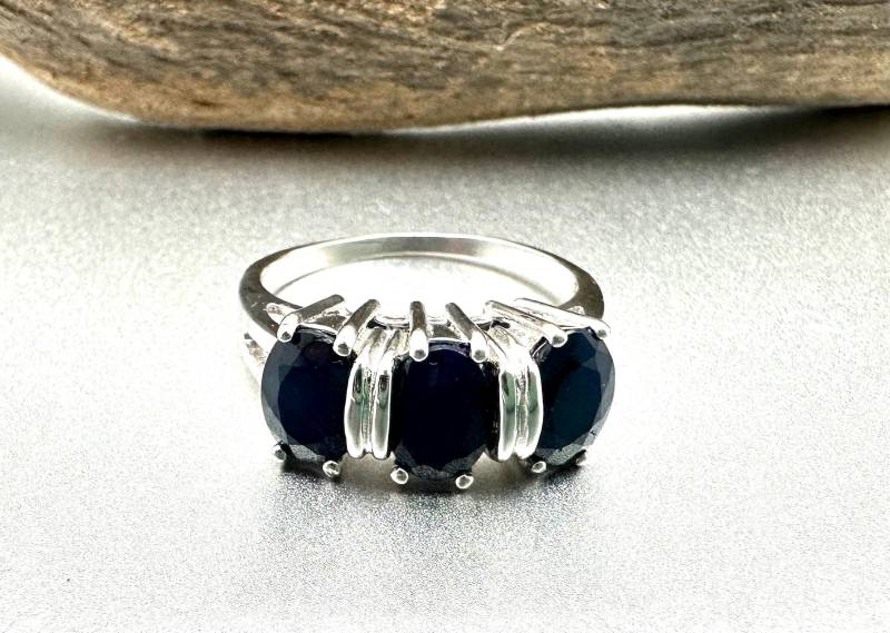 Oval Blauer Saphir 925 Sterling Silber Drei Stein Ring von FireandIceSilver