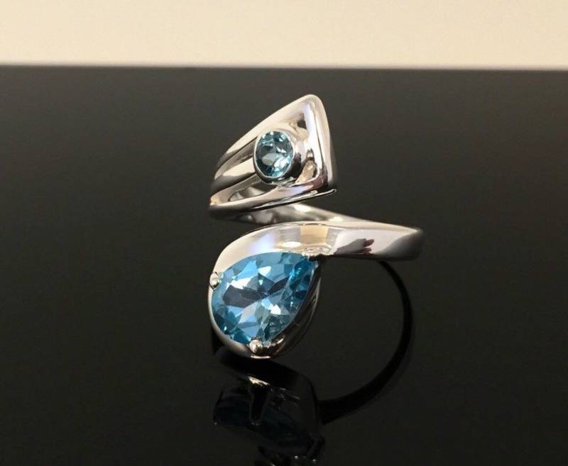 Blautopas Ring // 925 Sterling Silber Wrap Around Teardrop Setting Natürlicher Blue Topas Stein von FireandIceSilver
