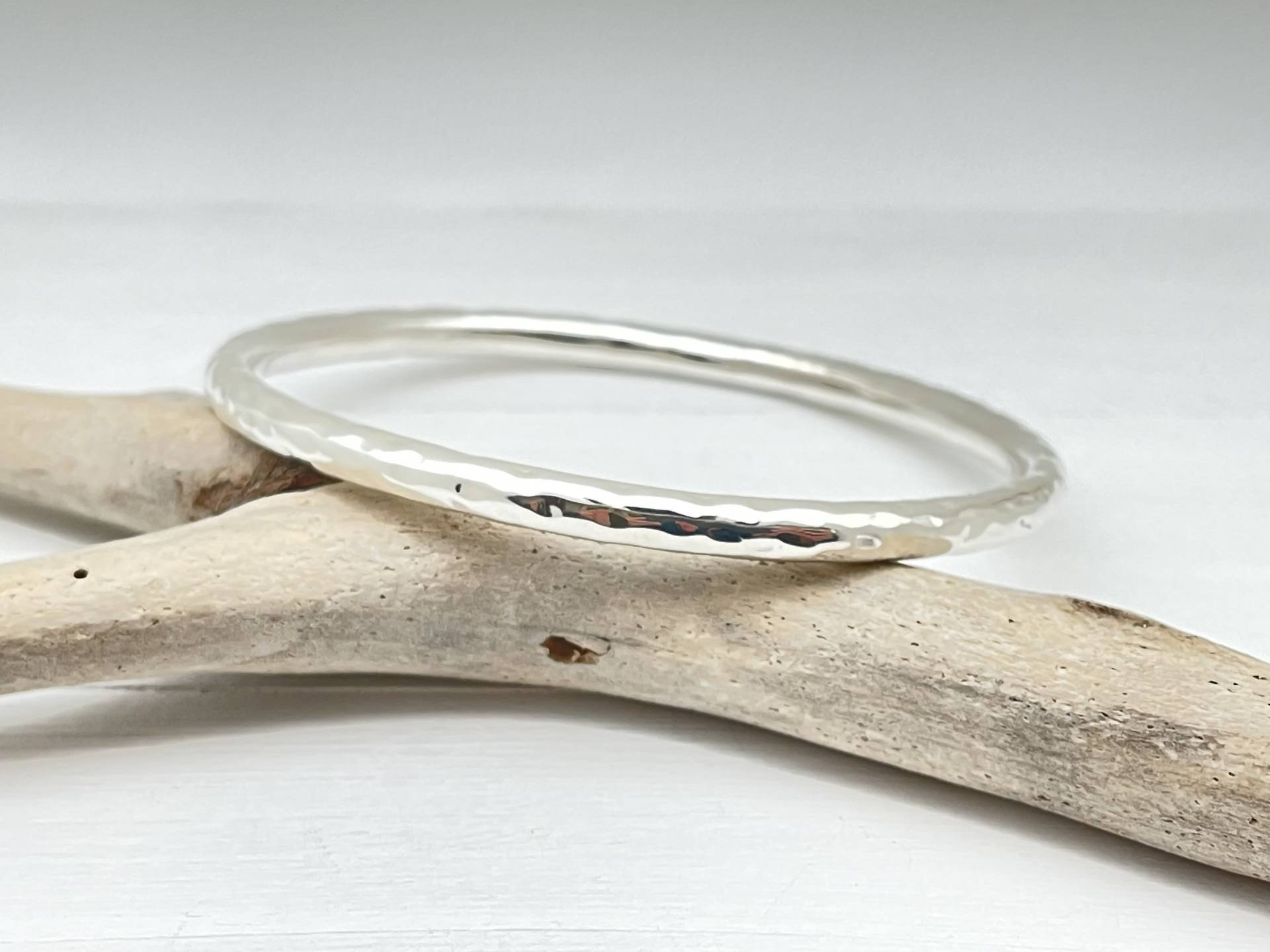 Gehämmerter Ovaler Silber Armreif, 925 Sterling Silber, Hochglanzpoliert Gehämmerter Ovaler Silber Armreif, 925 Sterling Silber, Hochglanzpoliert von FireandIceSilver