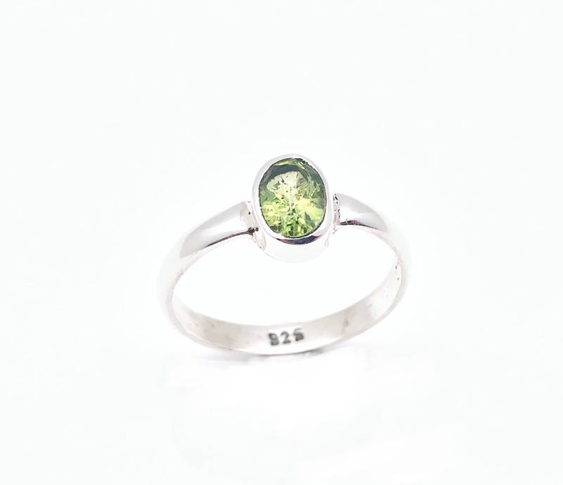 Peridot Ring // Minimalistisch Schmuck Grüner Silberring von FireandIceSilver