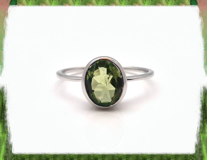 Schlichter Peridot Ring // Ovale Fassung Grüner Silberring Schmuck von FireandIceSilver