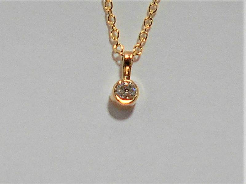 14K Gelbgold Diamant Solitär-Halskette .07-Ct Si 14K Gelbgold Diamant Solitär-Halskette .07-Ct Si von FireandLaceJewelry