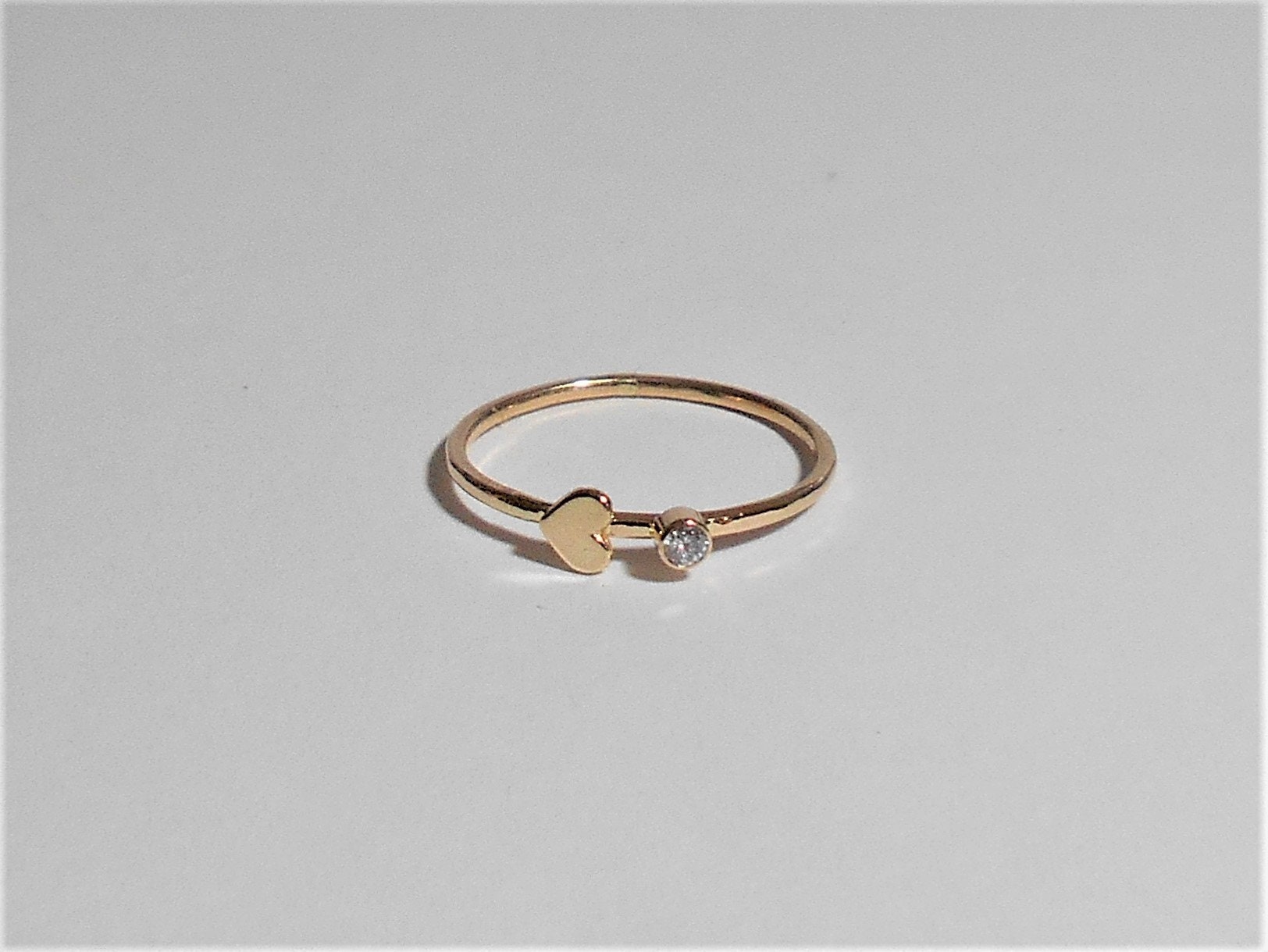 14K Gold Diamant Herz Ring Zierlicher Stapelring von FireandLaceJewelry