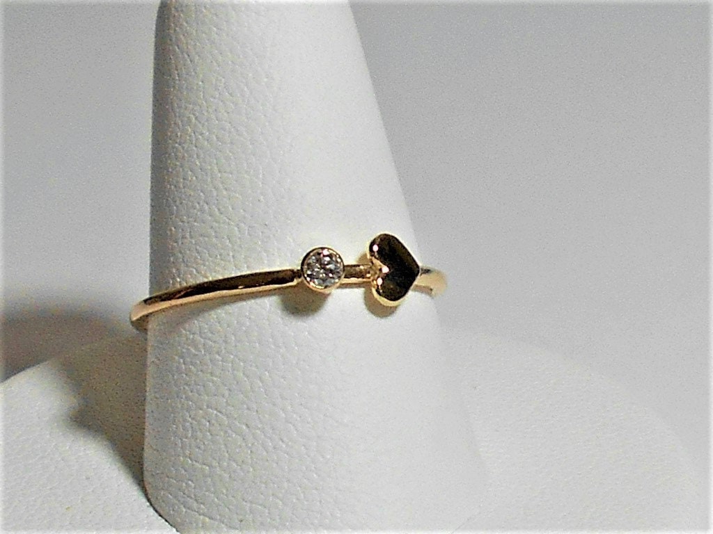 14K Gold Diamant Herz Ring Zierlicher Versprechen Stapelring von FireandLaceJewelry