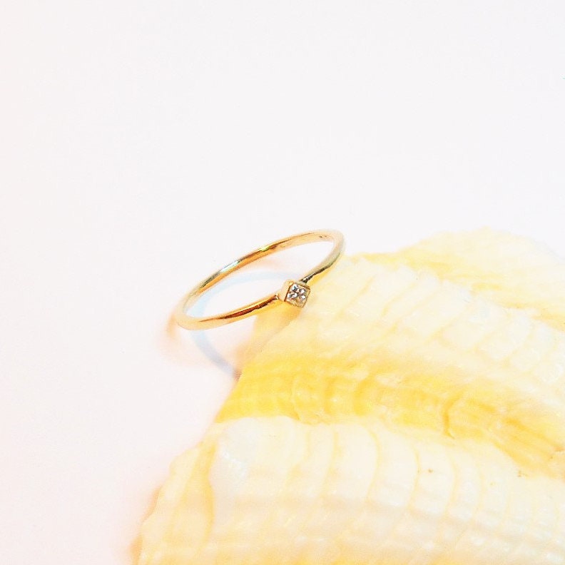 14K Gold Princess Cut Diamant Solitär Ring Zierlicher Stapelring von FireandLaceJewelry