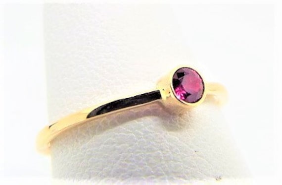 14K Gold Rubin Ring, Geburtsstein Stapelring, Juli Birthstone Zierlicher Ring von FireandLaceJewelry