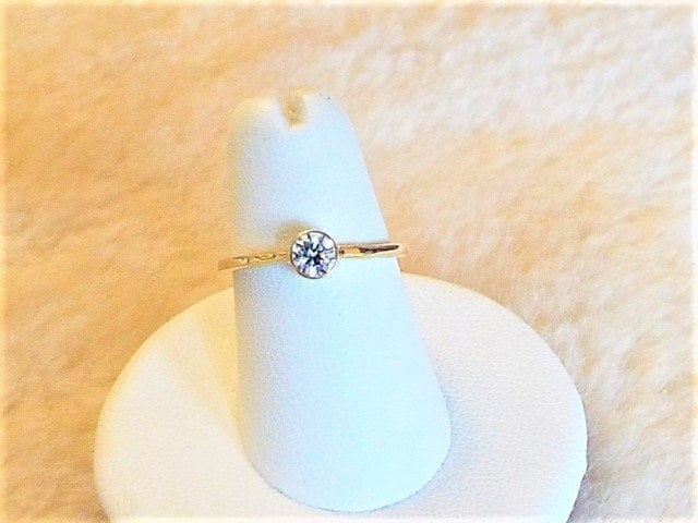 14K Gold Weißer Saphir Ring, April Birthstone Edelstein Zierliche Stapelring, Ring von FireandLaceJewelry