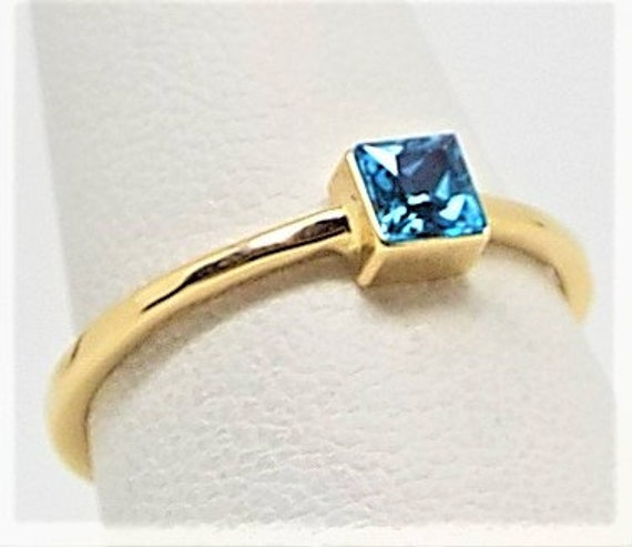 Massiver 14K Gold Swiss Blue Topas Ring, März Birthstone Stacking Ring von FireandLaceJewelry