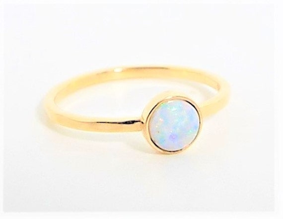 Solider 14K Goldopalring, Goldopal Oktober Geburtssteinring, Runder Opal-Edelsteinring, Geburtssteinring von FireandLaceJewelry