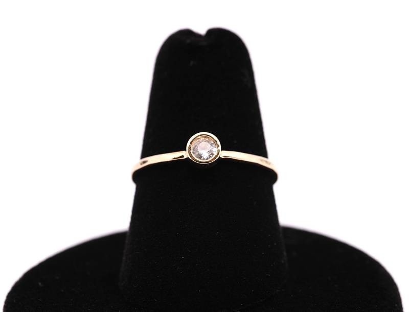 Zierlicher 14K Gold Diamant Solitär Ring Stapelversprechen Ring Zierlicher 14K Gold Diamant Solitär Ring Stapelversprechen Ring von FireandLaceJewelry