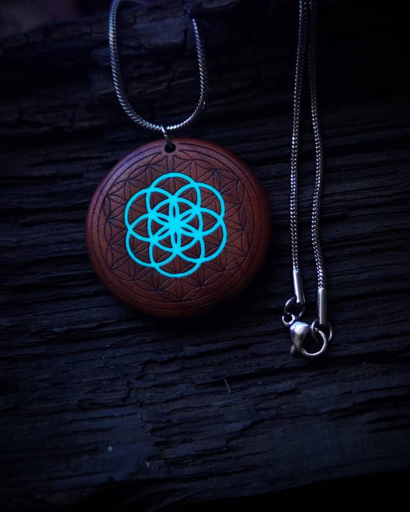Holz Halskette Für Damen - Blume Des Lebens Frauen Leuchtet Im Dunkeln Einzigartiger Naturschmuck Aus Solides Pflaumenholz Holz Halskette Für Damen - Blume Des Lebens Frauen Leuchtet Im Dunkeln Einzigartiger Naturschmuck Aus Solides Pflaumenholz von FireflycraftingCZ