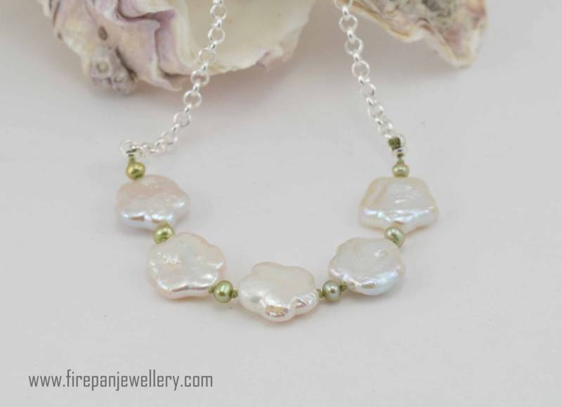 Blume Perlen, Süßwasserperlen, Weißen Blüten, Grüne Sterling Silberkette, Handgemacht, Feminin, Einzigartig, Modern, Brautjungfern Blume Perlen, Süßwasserperlen, Weißen Blüten, Grüne Sterling Silberkette, Handgemacht, Feminin, Einzigartig, Modern, Brautjungfern von FirepanJewellery