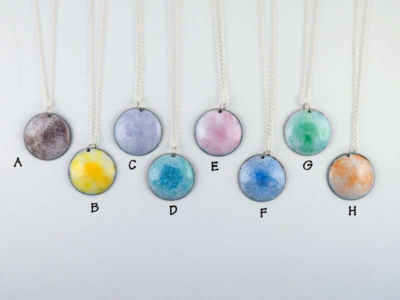Farben Weiß Emaille Anhänger - Blau, Grün, Orange, Pink, Lila, Gelb, Bunten Schmuck, Geschenk Für Sie, Lässig, Feminin, Einzigartig Farben Weiß Emaille Anhänger - Blau, Grün, Orange, Pink, Lila, Gelb, Bunten Schmuck, Geschenk Für Sie, Lässig, Feminin, Einzigartig von FirepanJewellery