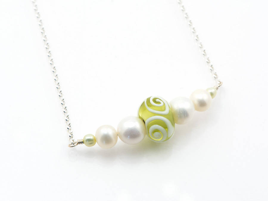 Frühling Perlenkette, Weiß Süßwasser Perle + Zitrone Perle, Grüne Glasperle Mit Weißen Verwirbelungen, Feminin, Moderne Perlen Für Sie Frühling Perlenkette, Weiß Süßwasser Perle + Zitrone Perle, Grüne Glasperle Mit Weißen Verwirbelungen, Feminin, Moderne Perlen Für Sie von FirepanJewellery