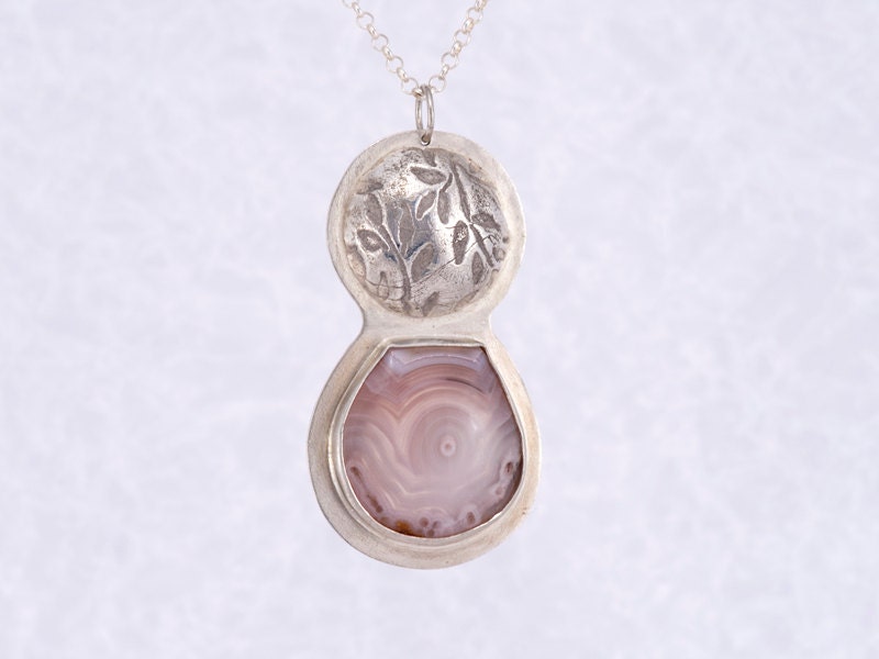 Petroglyph Träume Anhänger, Feines Silber, Sterling Lila Achat, Muster, Blätter, Handgefertigt, Ein Von Einer Art, Einzigartig, Edelstein, Textur Petroglyph Träume Anhänger, Feines Silber, Sterling Lila Achat, Muster, Blätter, Handgefertigt, Ein Von Einer Art, Einzigartig, Edelstein, Textur von FirepanJewellery