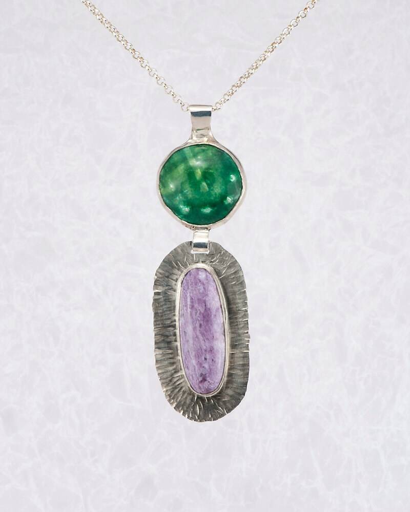 Riten Des Frühlings Anhänger - Grüner Emaille Und Charoite, Sterling Silber, Statement-Halskette, Handgefertigt, Ein Von Einer Art, Hochwertige Riten Des Frühlings Anhänger - Grüner Emaille Und Charoite, Sterling Silber, Statement-Halskette, Handgefertigt, Ein Von Einer Art, Hochwertige von FirepanJewellery