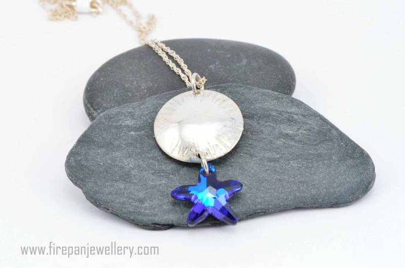 Sale - 25 % Rabatt Silber Ziseliert Glaskuppel Anhänger Bermuda Blau, Seestern, Funky, Handgefertigt, Meer, Strand, Blau Swarovski Sterling Sale - 25 % Rabatt Silber Ziseliert Glaskuppel Anhänger Bermuda Blau, Seestern, Funky, Handgefertigt, Meer, Strand, Blau Swarovski Sterling von FirepanJewellery