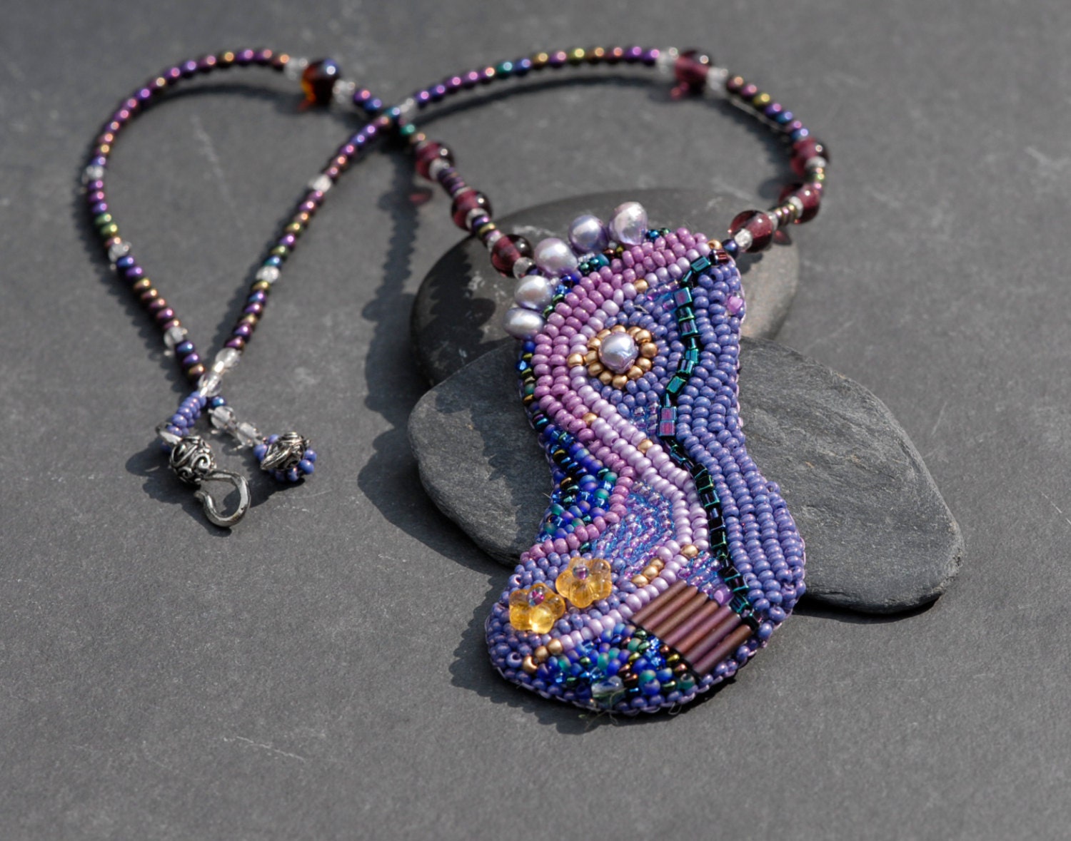 Tanzende Göttin - Strahlende Orchidee, Lila, Perle Bestickt Halskette, Süßwasserperlen, Glas, Handgefertigt, Ein Von Einer Art, Statement-Halskette Tanzende Göttin - Strahlende Orchidee, Lila, Perle Bestickt Halskette, Süßwasserperlen, Glas, Handgefertigt, Ein Von Einer Art, Statement-Halskette von FirepanJewellery